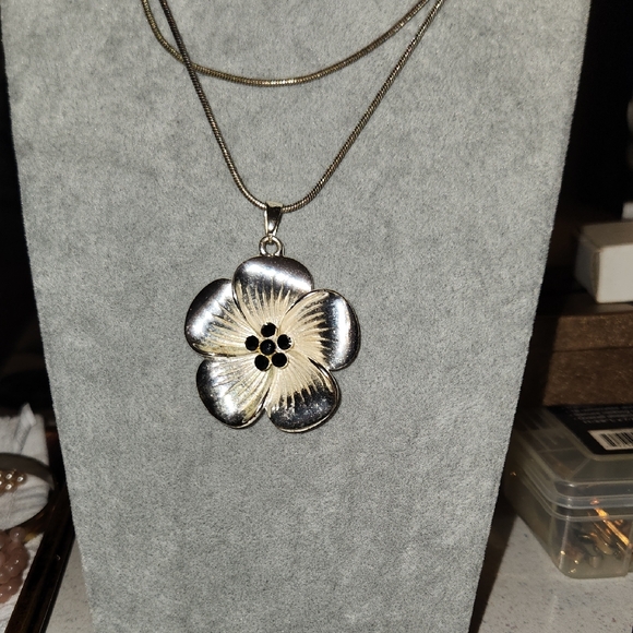 Jewelry - Elegant Silver and Gold Flower Pendant Necklace
